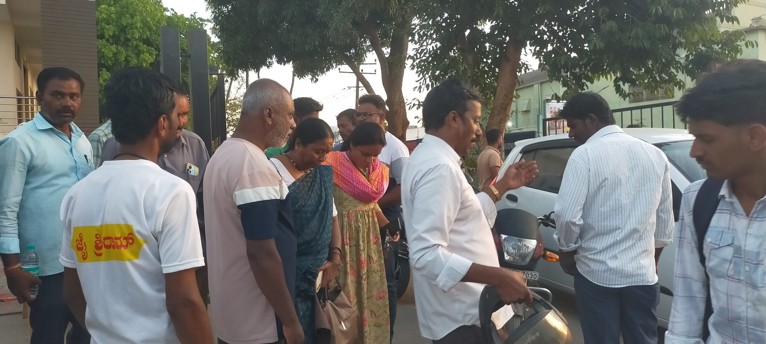 ಕೊಳ್ಳೇಗಾಲ : ಬೈಕ್ ಡಿಕ್ಕಿ ಸೆಸ್ಕಾಂ ಸಿಬ್ಬಂದಿಗೆ ತೀವ್ರ ಪೆಟ್ಟು