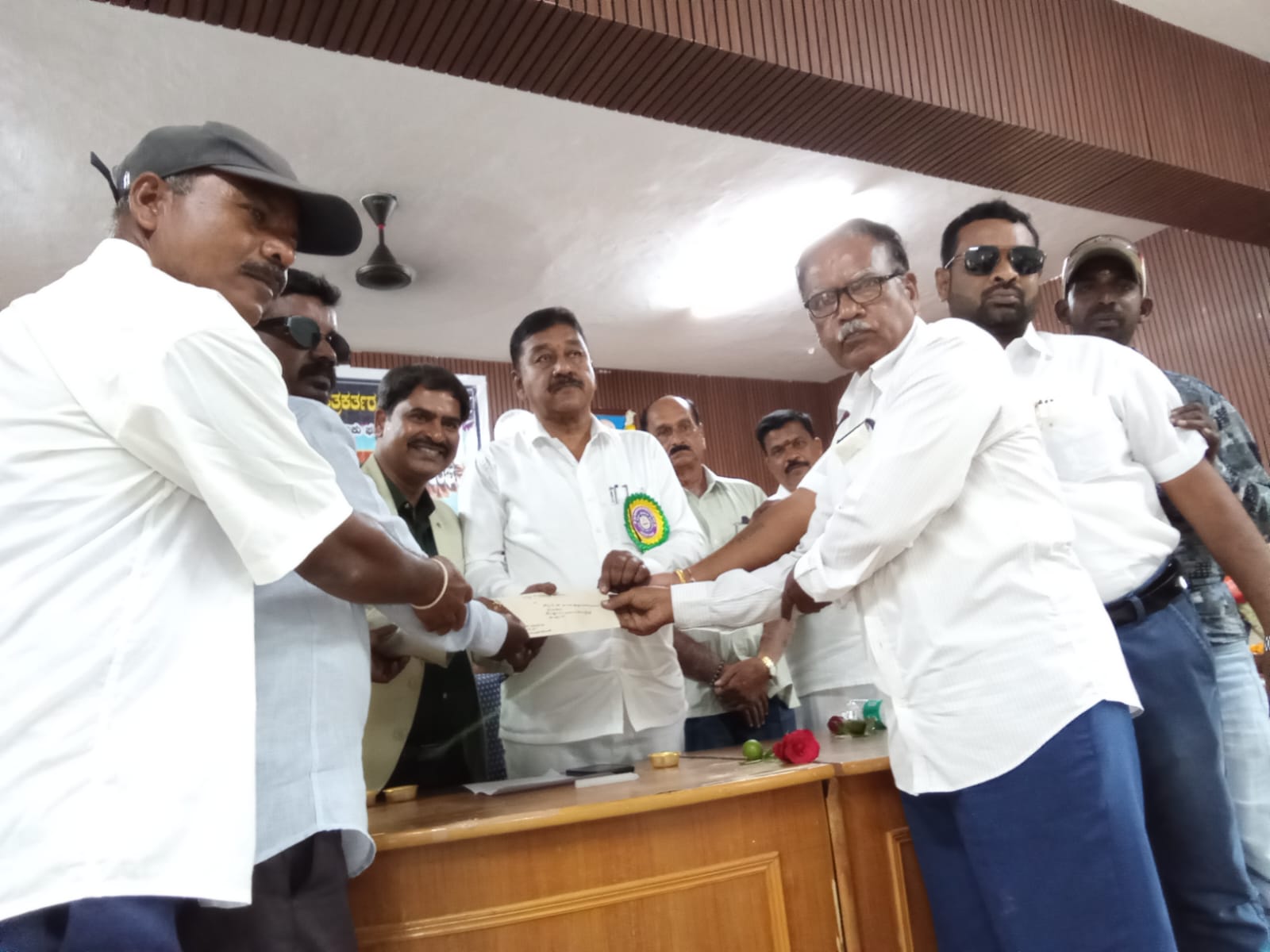 ಕಾರ್ಯನಿರತ ಪತ್ರಕರ್ತರ ಧ್ವನಿ ಸಂಘದ ವತಿಯಿಂದ ಬೌದ್ಧ ಸಮ್ಮೇಳನಕ್ಕೆ 5000 ಕಾಣಿಕೆ