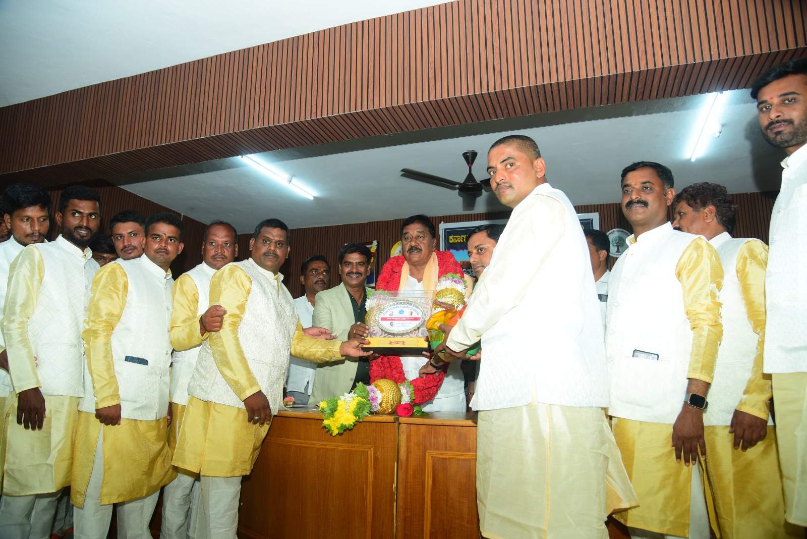 ಹಿಂದಿ ಫಿಲಂ ಹೀರೋಗಳಂತೆ ಕಾಣುತ್ತೀರಿ... ಯಳಂದೂರು ಪತ್ರಕರ್ತರ ಡ್ರೆಸ್ ಕೋಡ್ ಗೆ ಶಾಸಕ ಎಆರ್ ಕೃಷ್ಣಮೂರ್ತಿ ಖುಷಿಯಿಂದ ಮೆಚ್ಚುಗೆ