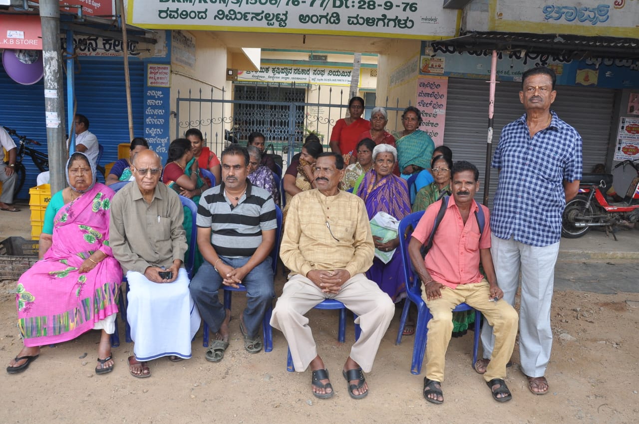 ಹಣ ಮರುಪಾವತಿ ವಿಳಂಬ - ಕೊಳ್ಳೇಗಾಲ ಕಸಬಾ ಕೃಷಿ ಪತ್ತಿನ ಬ್ಯಾಂಕ್ ಗೆ ಬೀಗ ಜಡಿದ ಜನರು