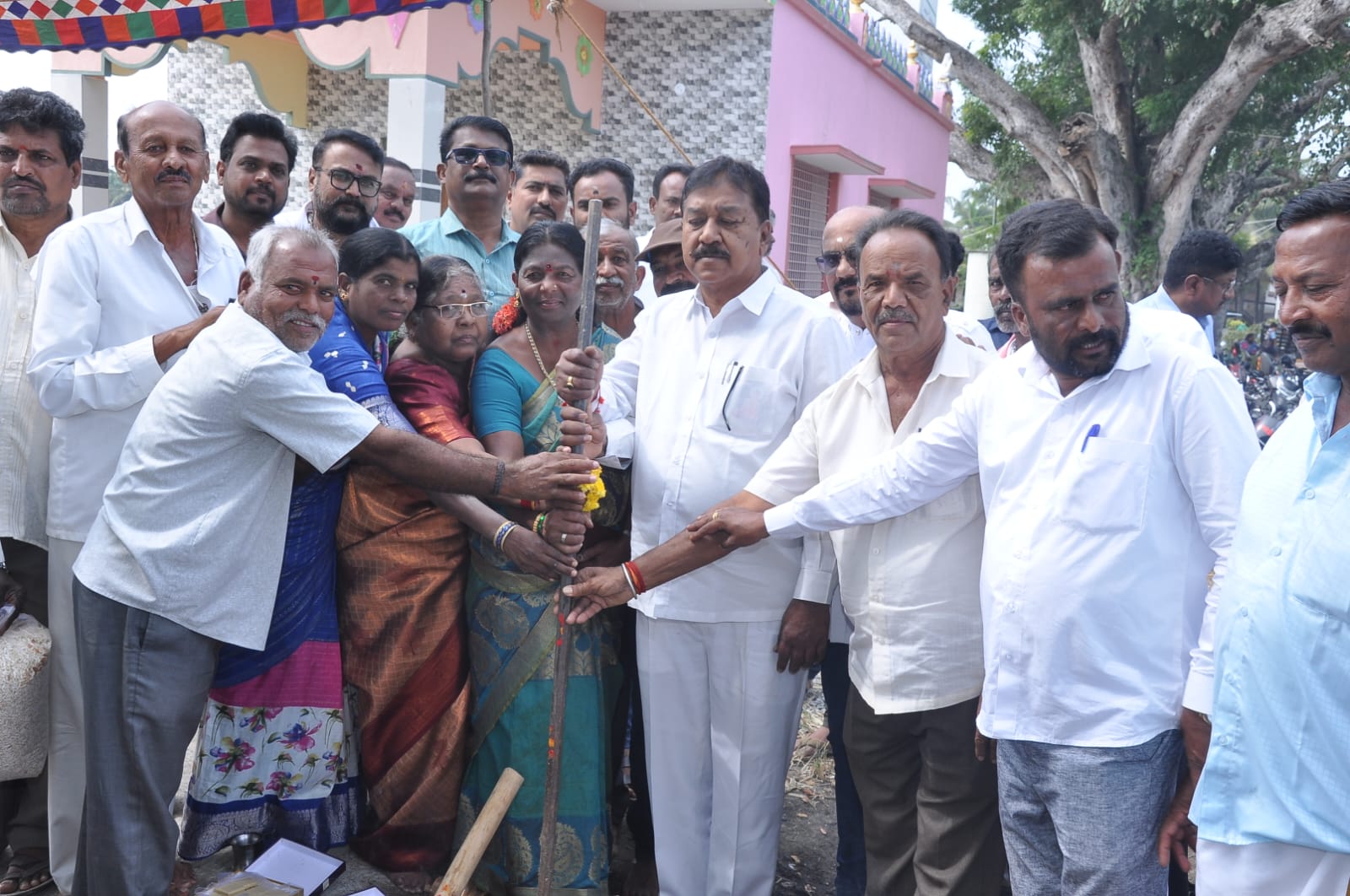 ಮುಳ್ಳೂರು ರಸ್ತೆ ಅಭಿವೃದ್ಧಿಗೆ ಶಾಸಕ ಎ.ಆರ್. ಕೃಷ್ಣಮೂರ್ತಿ ಗುದ್ದಲಿ ಪೂಜೆ