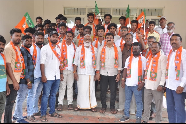 ಕೊಳ್ಳೇಗಾಲ- ಬೃಹತ್ ಸಂಖ್ಯೆಯಲ್ಲಿ ವಿವಿಧ ಪಕ್ಷ ತೊರೆದು ಮಾಜಿ ಸಚಿವ ಎನ್.ಮಹೇಶ್ ನೇತೃತ್ವದಲ್ಲಿ ಬಿಜೆಪಿ ಸೇರ್ಪಡೆ