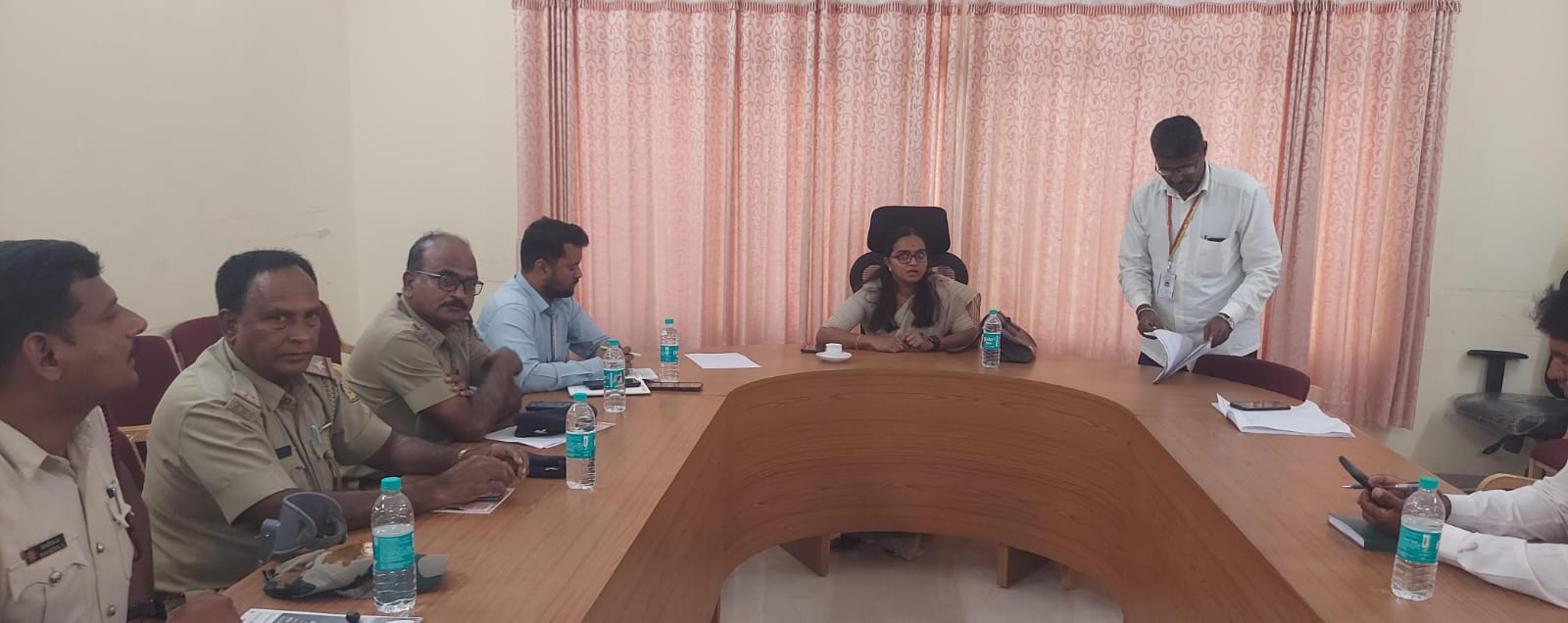 ಹನೂರು: ಗೌರಿ ಗಣೇಶ ಹಬ್ಬದ ಹಿನ್ನೆಲೆ.. ಏಕ…