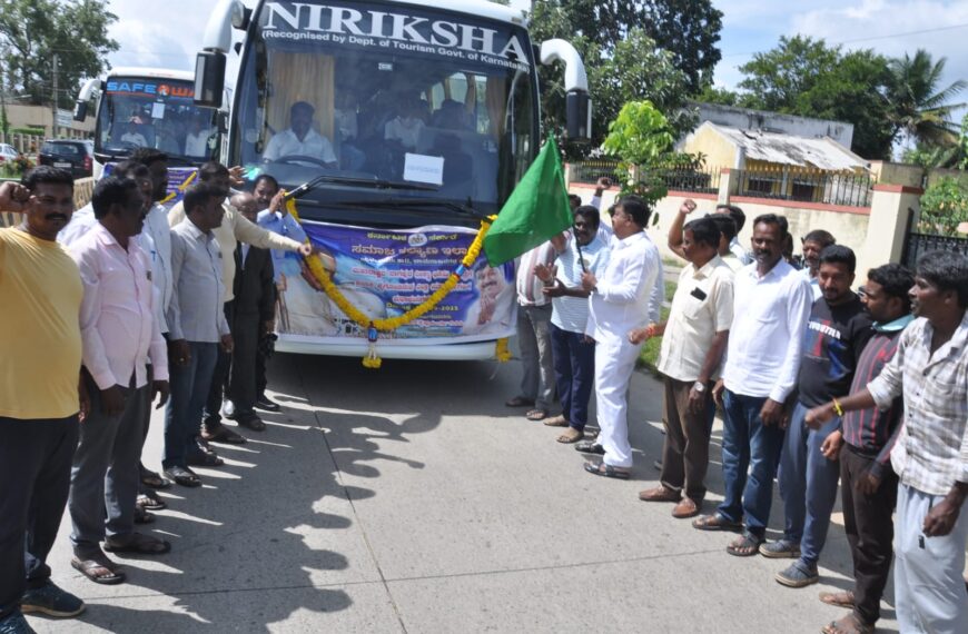 ಕೊಳ್ಳೇಗಾಲ ದಿಂದ ಅಂಬೇಡ್ಕರ್ ಧೀಕ್ಷಾ ಭುಮಿಗೆ ಹೊರಟ ವಾಹನಗಳಿಗೆ ಶಾಸಕ ಎ.ಆರ್.ಕೃಷ್ಣಮೂರ್ತಿ ಹಸಿರು ನಿಶಾನೆ