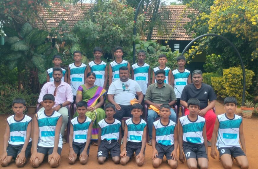 ಖೋ ಖೋ ತಂಡದ ಮಕ್ಕಳಿಗೆ ಸಮವಸ್ತ್ರ ವಿತರಿಸಿ ಶುಭ ಹಾರೈಸಿದ ಡಾ.ಗುರುಮೂರ್ತಿ